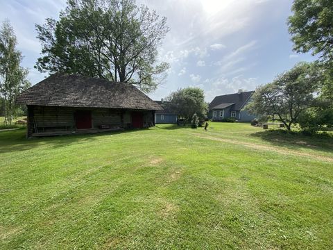 Vana ait ja lai muruplats Vintage Countryhouse'i hoovis